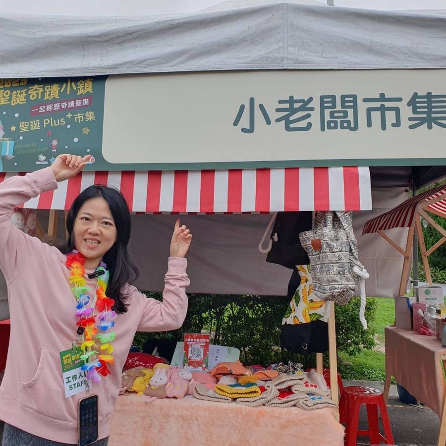 老師在小老闆市集攤位前，開幕前的準備